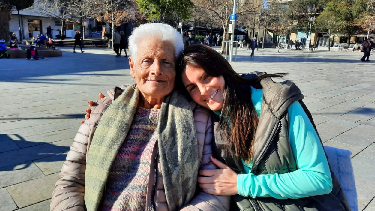 Gloria Alarcón i la seva mare, a la plaça d'Octavià / Foto: Cedida