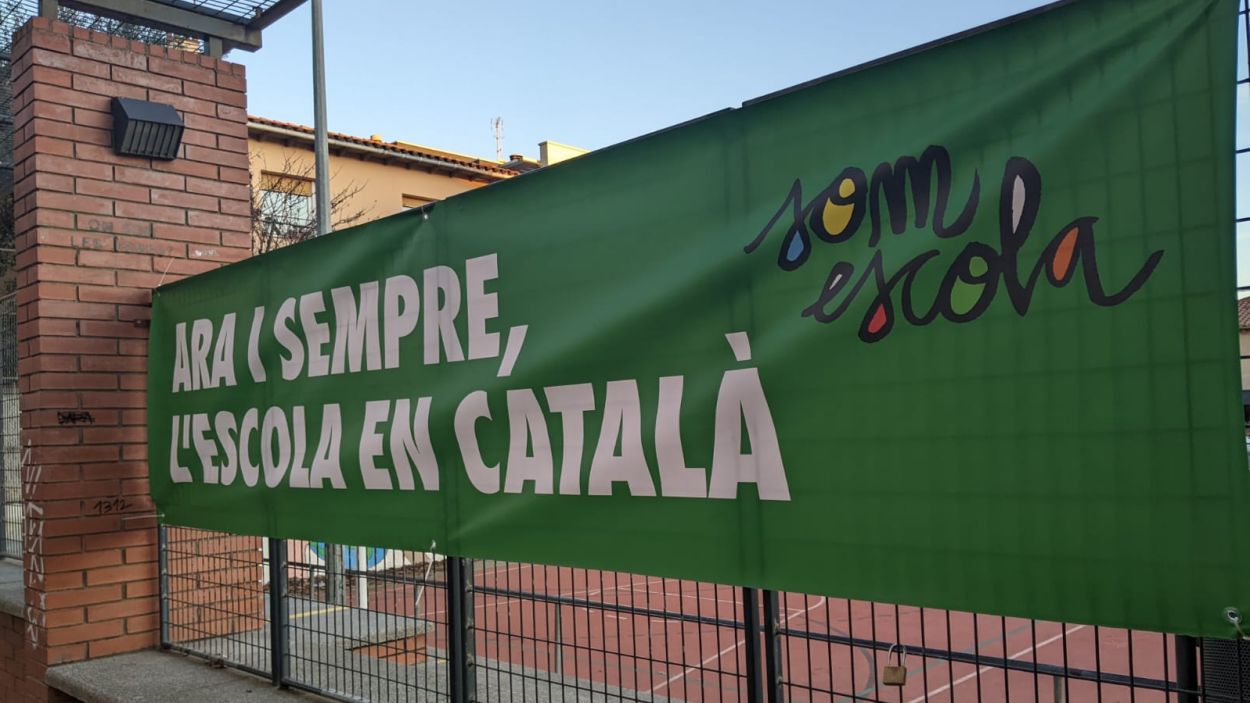 Imatge d'una de les pancartes a l'escola Joan Maragall / Foto: Cugat Mèdia