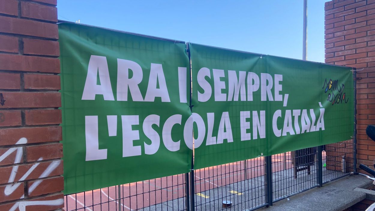 La pancarta a l'escola Joan Maragall arreglada després de ser tallada / Foto: Cugat Mèdia