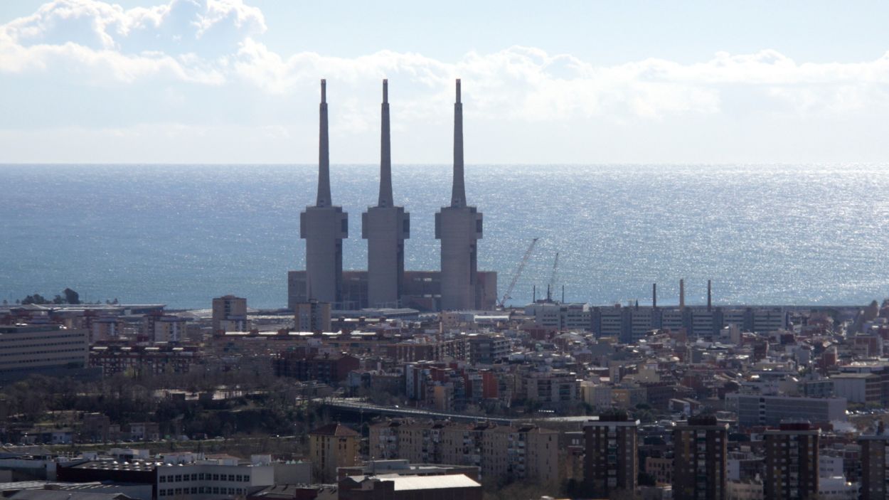 Les tres xemeneies de Sant Adrià del Besós acolliran lel hub digital i audiovisial de Catalunya / Foto: ACN