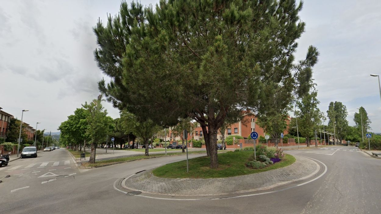 La rotonda de l'avinguda de Montserrat Roig amb el carrer de Pompeu Fabra / Foto: Google Maps