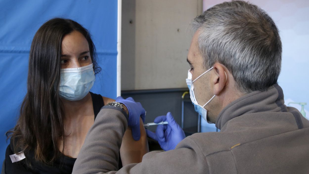 Una dona rep la dosi de reforç de la vacuna contra la covid-19 / Foto: ACN (Jordi Pujolar)