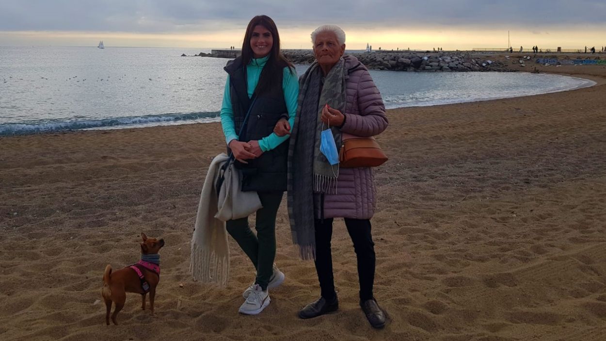 Glòria Alarcón i la seva mare, a la platja / Foto: Cedida
