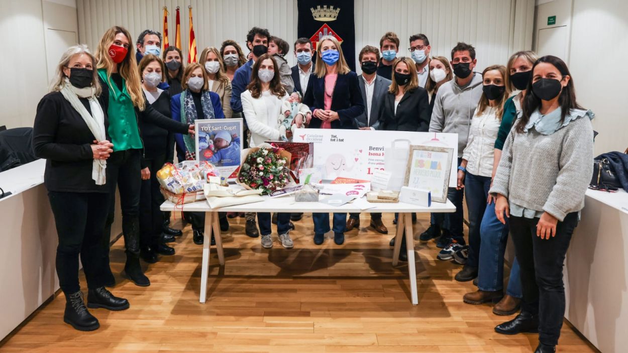 Foto de la Isona amb la seva família i els assistents a l'acte / Foto: Lali Puig - Ajuntament de Sant Cugat