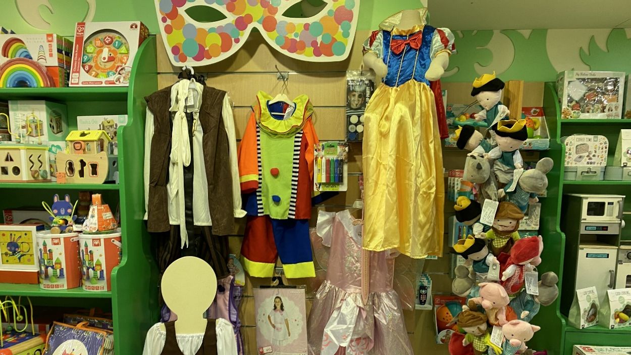 Interior de la botiga de joguines Eurekakids amb algunes de les disfresses que tenen exposades