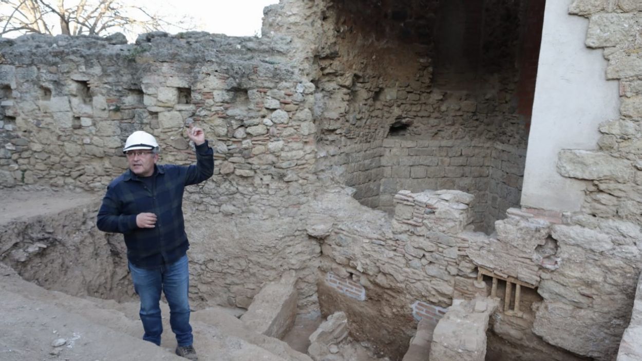 L'arqueòleg Pere Lluís Artigues a la muralla de llevant / Foto: Ajuntament de Sant Cugat