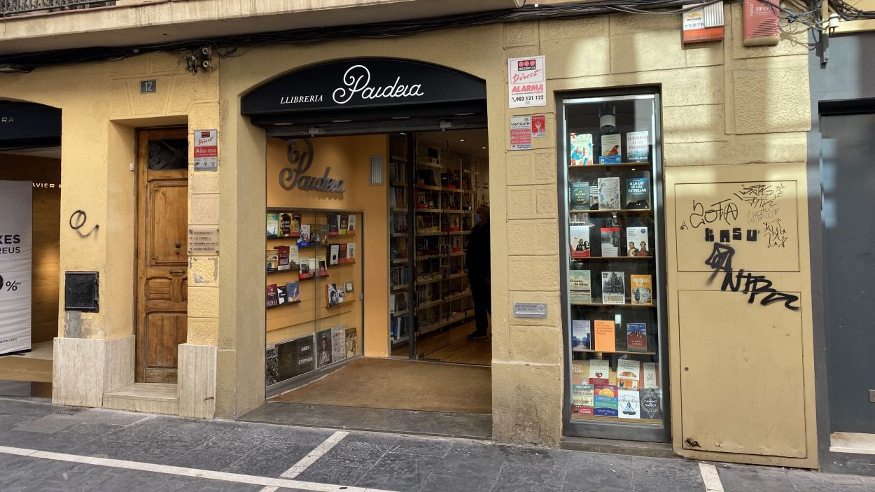 Entrada de la llibreria Paideia, al carrer de Santa Maria de Sant Cugat / Foto: Cugat Mèdia