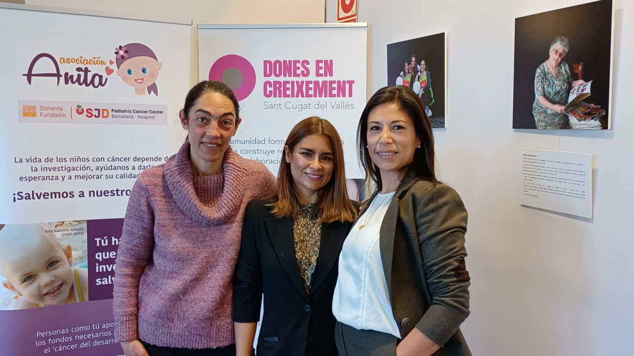 D'esquerra a dreta: Carolina Amado (presidenta de l'associació Anita), Ana Olguí (fotògrafa) i Verónica Saavedra (presidenta de l'associació Dones en Creixement) / Foto: Cugat Mèdia