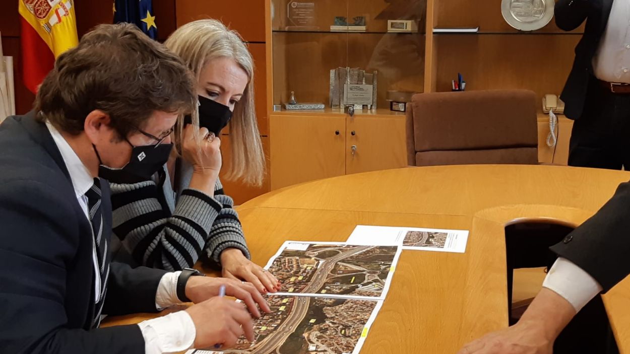 L'alcaldessa, Mireia Ingla, i el primer tinent d'alcaldia, Pere Soler, a la reunió sobre les pantalles acústiques a Sant Cugat. / Foto: Ajuntament de Sant Cugat