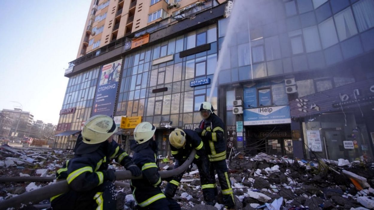 Uns bombers apaguen un incendi en un edifici residencial a Kiev / Foto: ACN