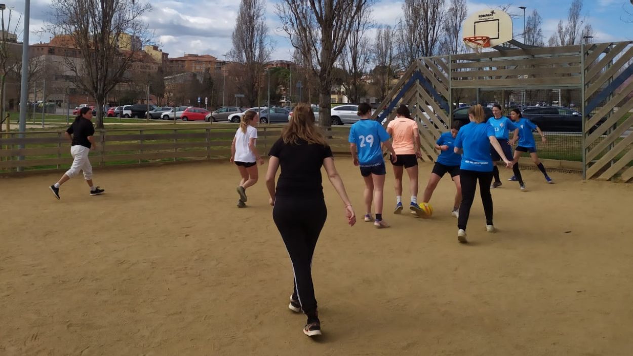Un moment del torneig de futbol femení organitzat pel Comitè 8M de Sant Cugat
