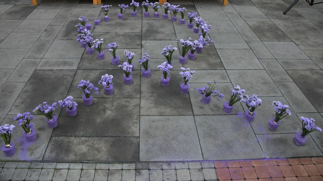 Un llaç lila fet amb flors, durant la concentració del 25N del 2020 / Foto: Localpres