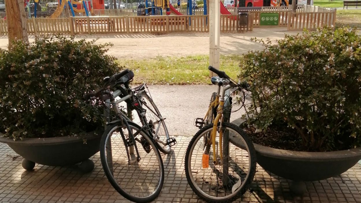 Anelles d'aparcament de bicicletes, a la rambla del Celler, de les quals parla l'autor al seu article