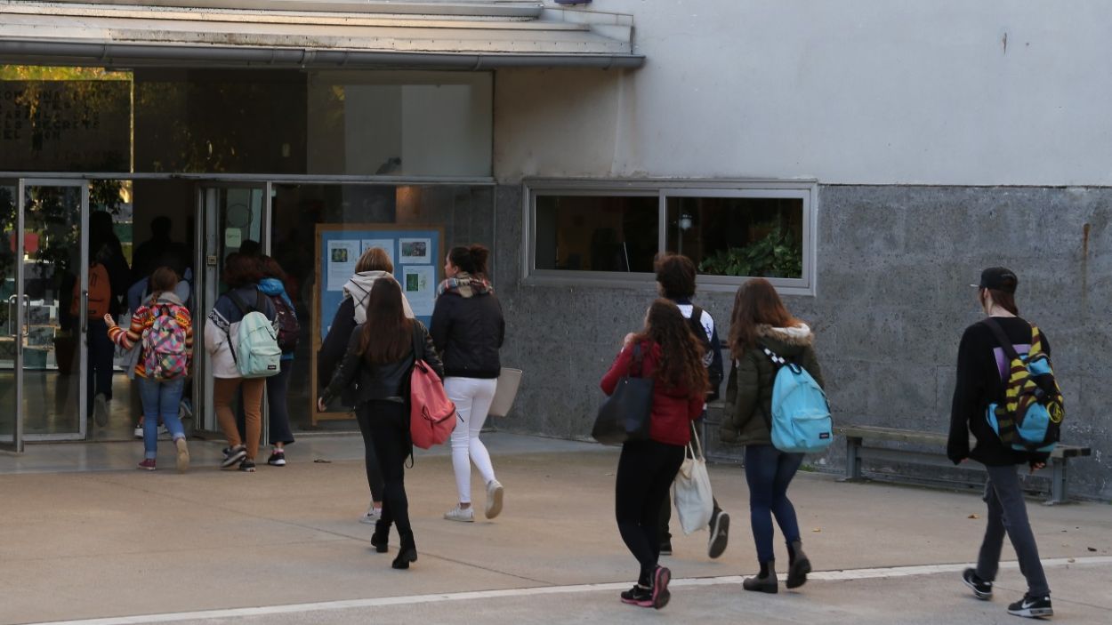 Un grup d'estudiants entrant a l'institut / Foto: Cugat Mèdia