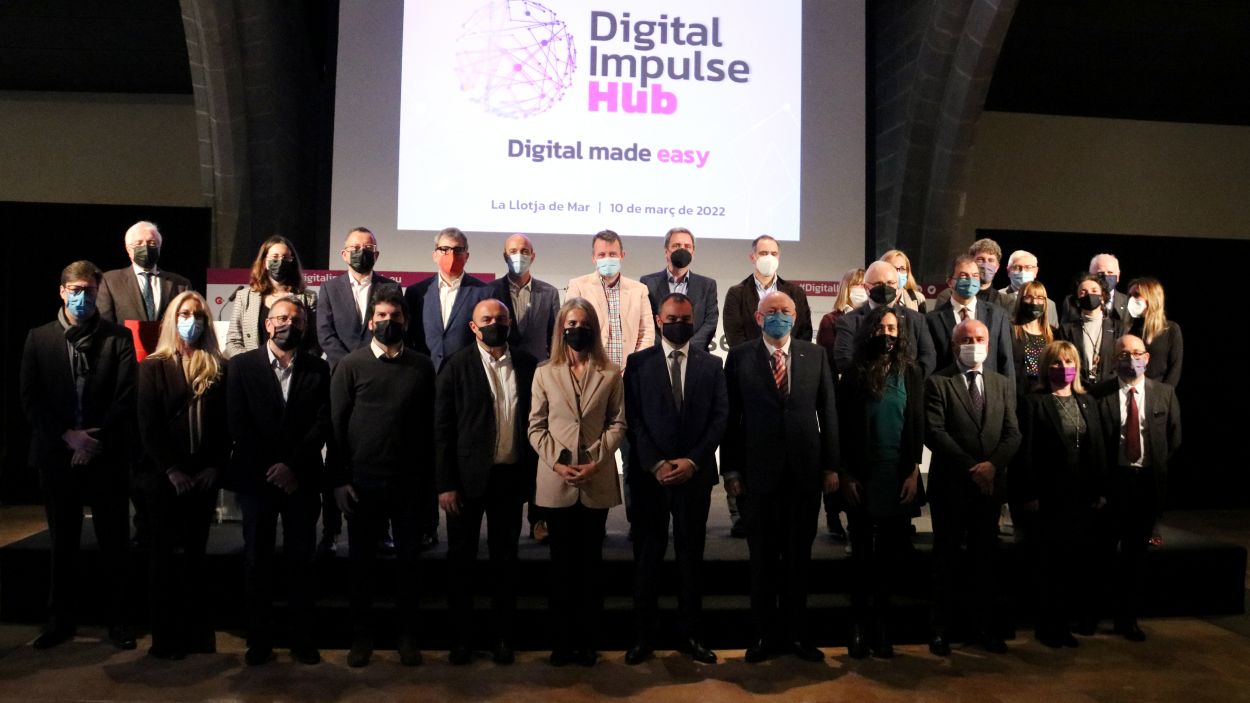Mireia Ingla, al centre de la imatge, durant la presentaci del Digital Impulse Hub a la Llotja de Mar de Barcelona / Foto: ACN