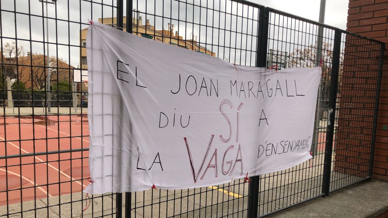Pancarta de suport a la vaga d'ensenyament penjada a la tanca del pati de l'escola Joan Maragall de Sant Cugat / Foto: Cugat Mèdia