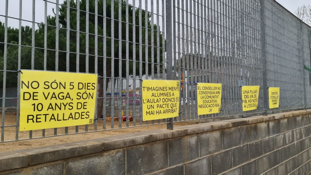 Alguns dels cartells penjats a l'escola Turó de Can Mates
