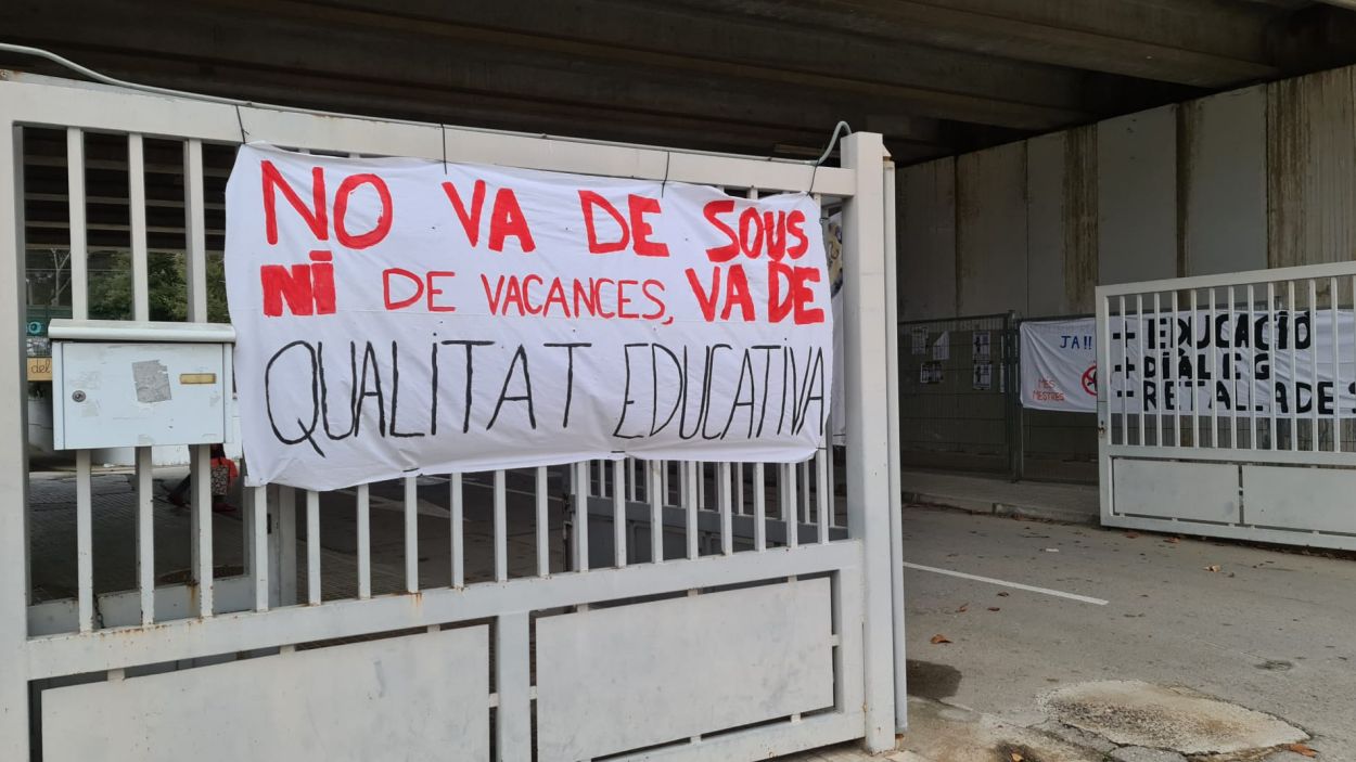 Imatge d'una pancarta a l'entrada del Pins del Vallès / Foto: Cugat Mèdia