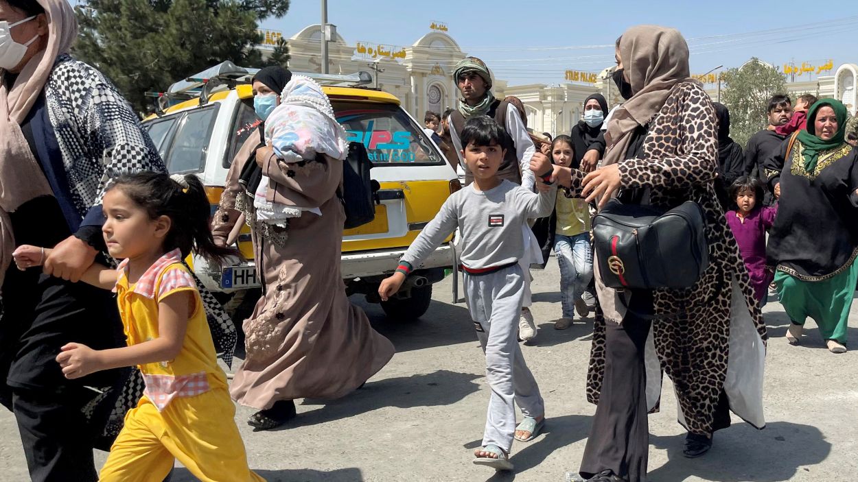 Dones amb els seus fills a l'Afganistan ocupada pels talibans. / Foto: ACN