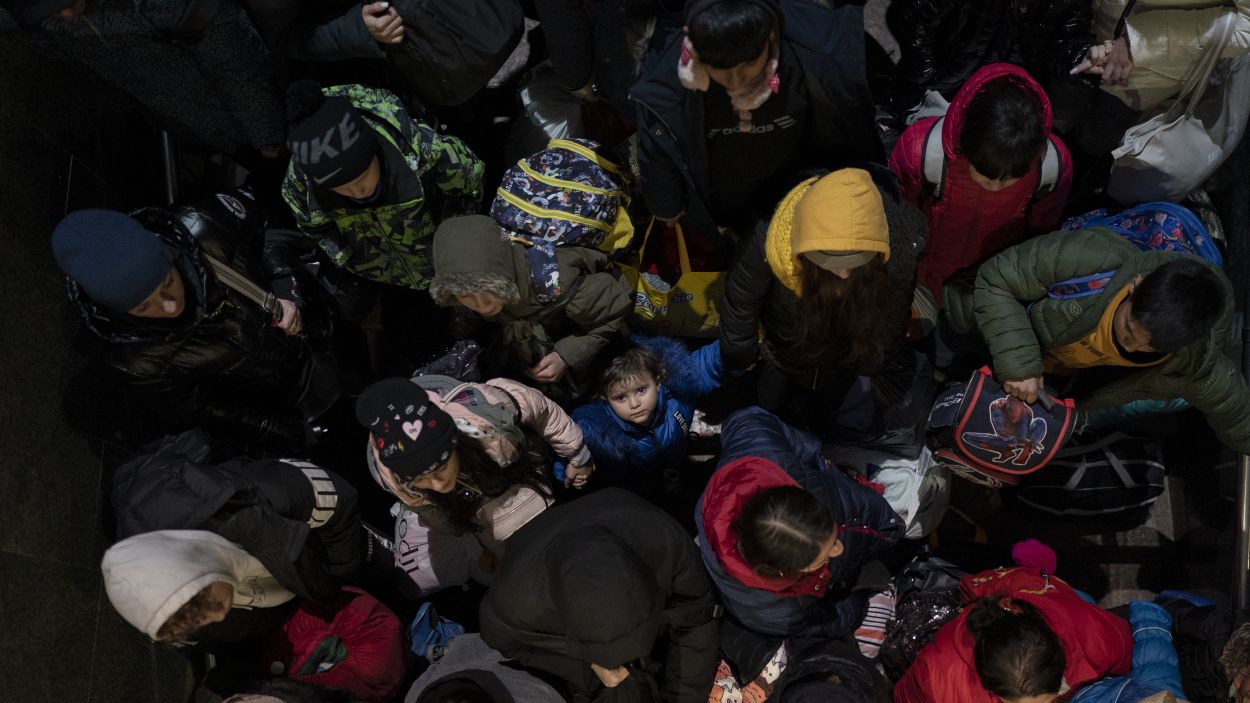 Desplaçats ucraïnesos a l'estació de tren de Lviv / Foto: ACN