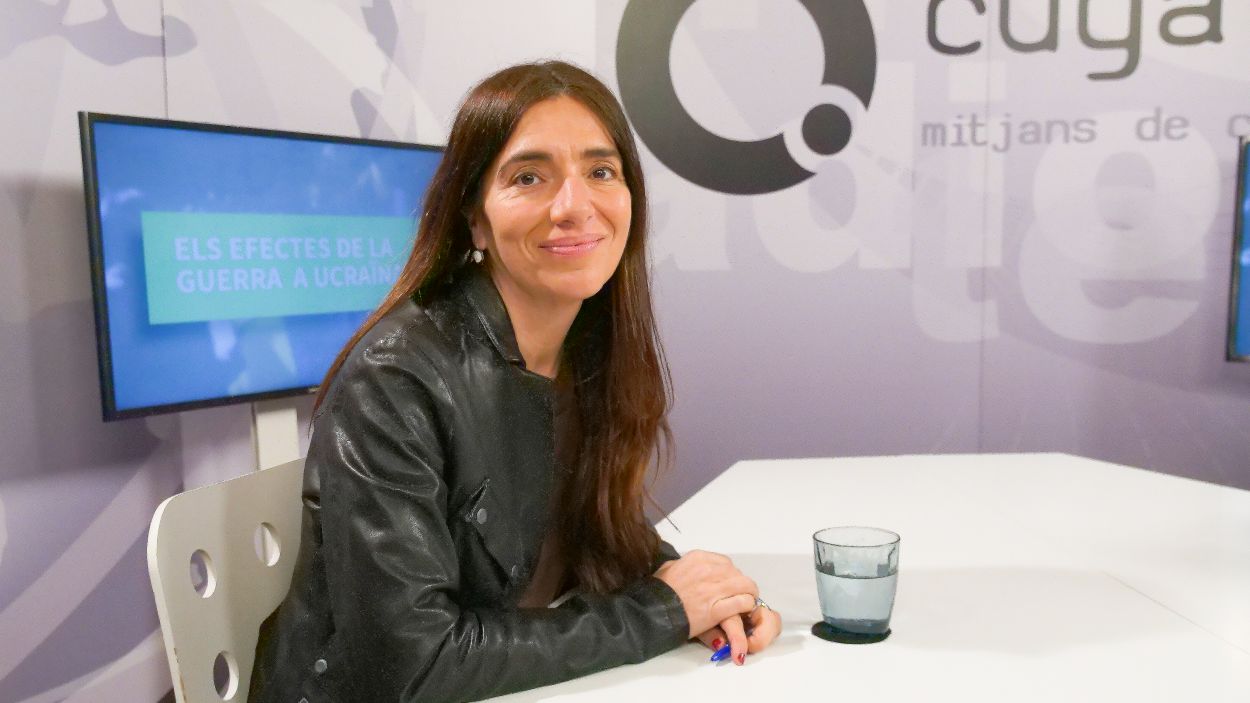 La periodista santcugatenca Cèlia Cernadas al plató de Cugat Mèdia / Foto: Cugat Mèdia