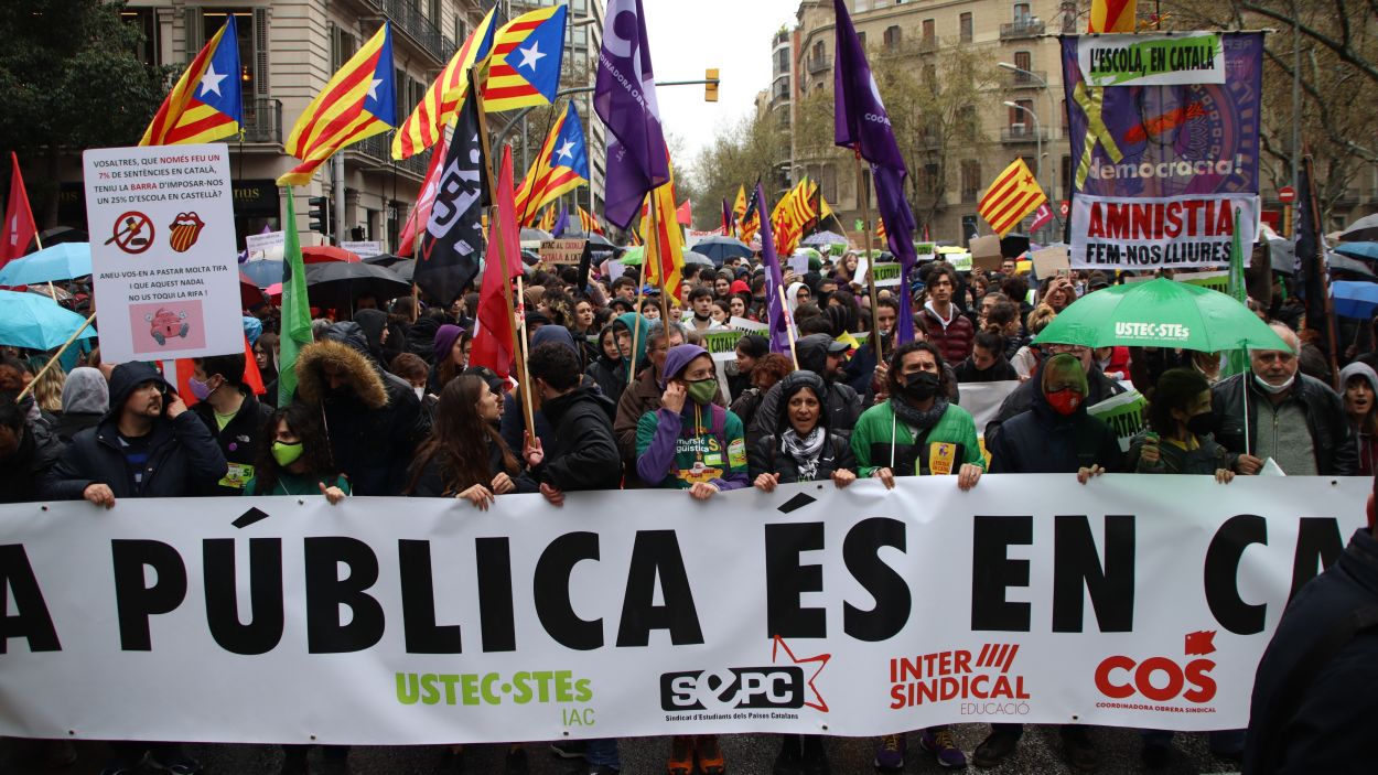 Capçalera de la manifestació a Barcelona en defensa del català a l'escola / Foto: Acn