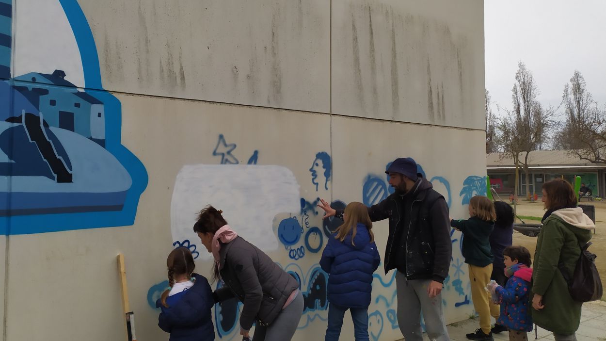 Dani Berenguer i els més petits pinten al mural participatiu de Mira-Sol  / Foto: Cugat Mèdia