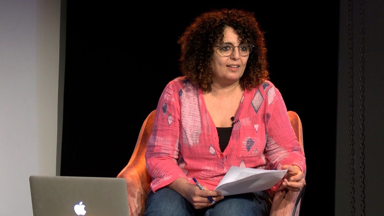 Fathia Benhammou a la xerrada del cicle 'Enraonar' / Foto: Cugat Mdia