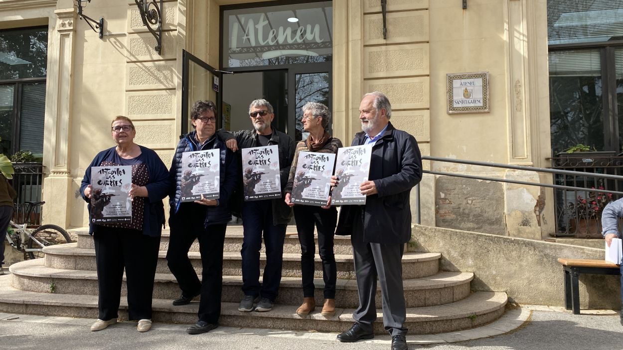 Membres que han presentat en roda de premsa l'acte 'Art contra les guerres' a l'Ateneu de Sant Cugat / Foto: Cugat Mèdia