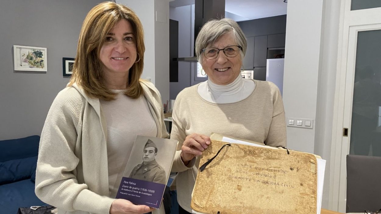 Mònica Cadafalch i Montserrat Pahisa amb el llibre i la carpeta que duia Pahisa durant la guerra / Foto: Cugat Mèdia