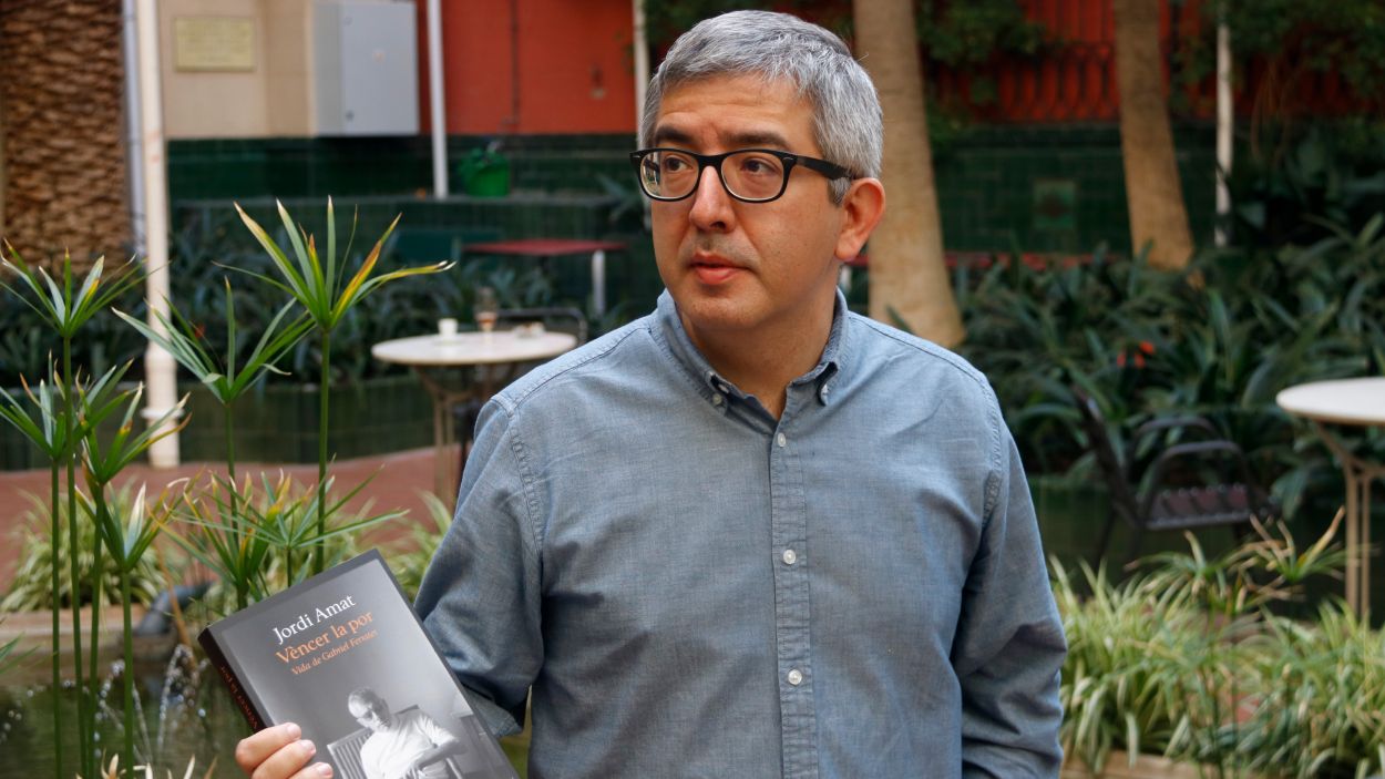 Jordi Amat amb el llibre 'Vèncer la por' / Foto: ACN