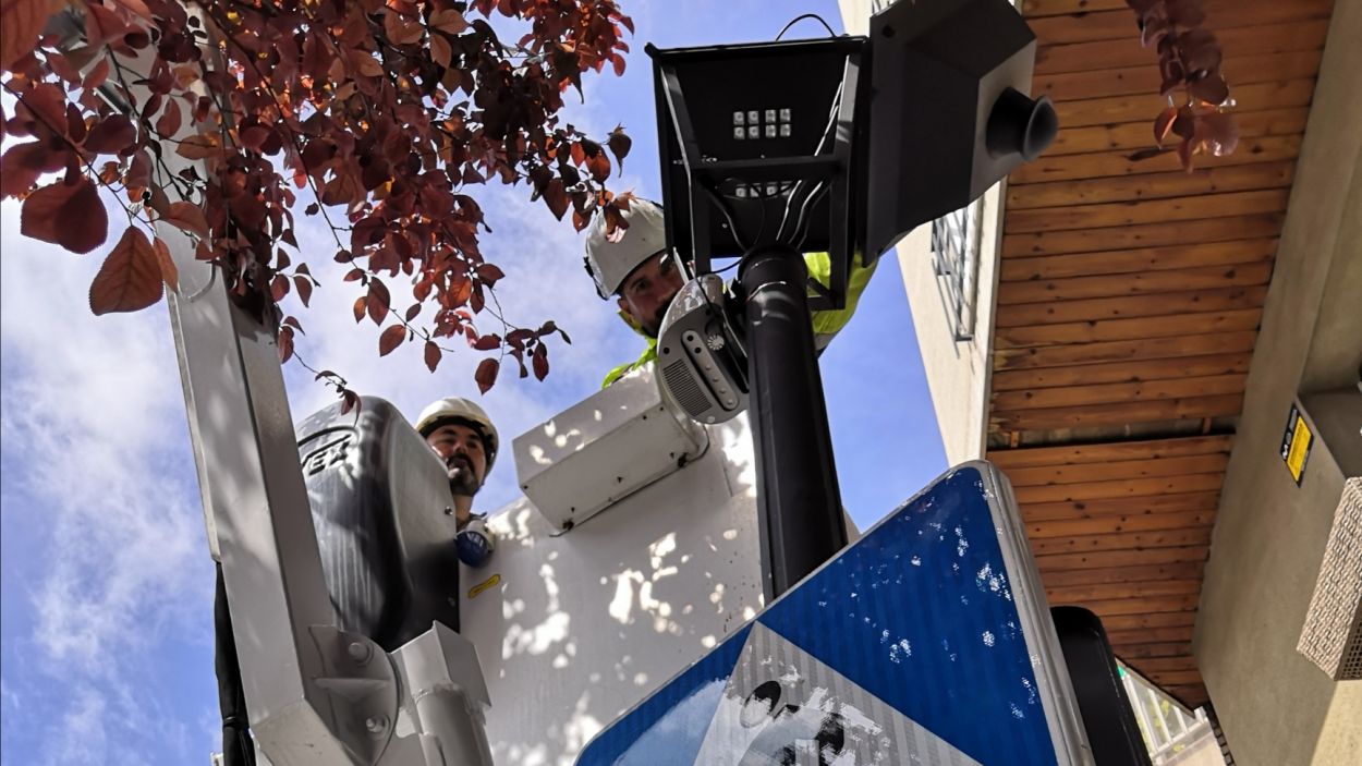 Instal·lació de sensors per mesurar la qualitat de l'aire a Sant Cugat

