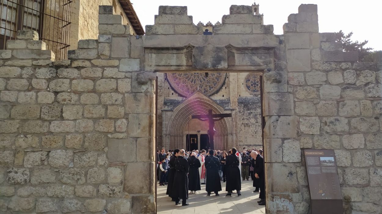 El Via Crucis a punt de sortir del recinte del Monestir