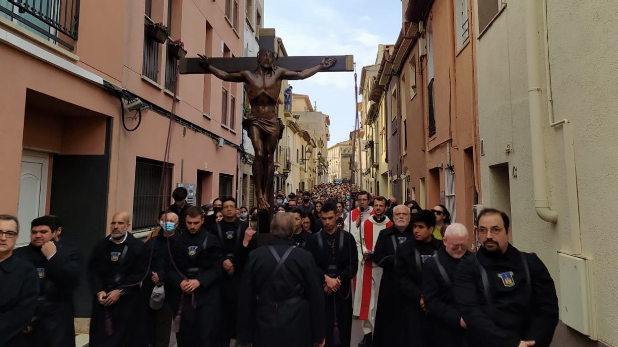 El Via Crucis en el seu pas pel carrer Sabadell