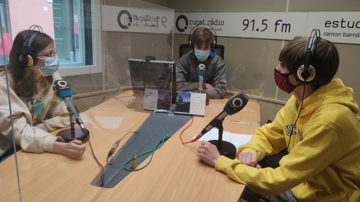 Alice Spanninga, Pau Torrellas i Biel Ronchi a l'estudi 1 de Ràdio Sant Cugat / Foto: Cugat Mèdia
