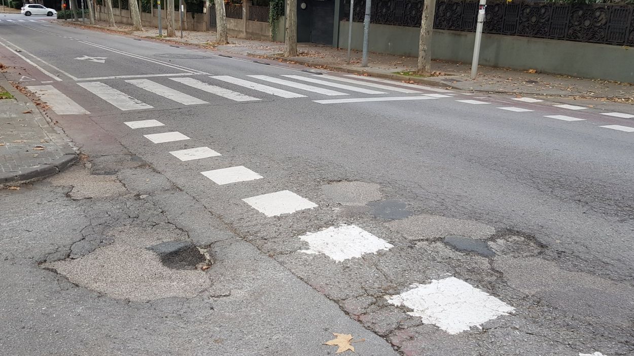 Un forat a l'asfalt de l'avinguda de Grcia / Foto: @oscarrHS
