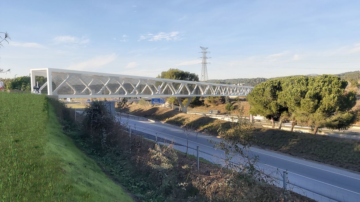 Imatge virtual del pont per a vianants i bicicletes per sobre l'AP7 que construirà l'AMB / Foto: Ajuntament