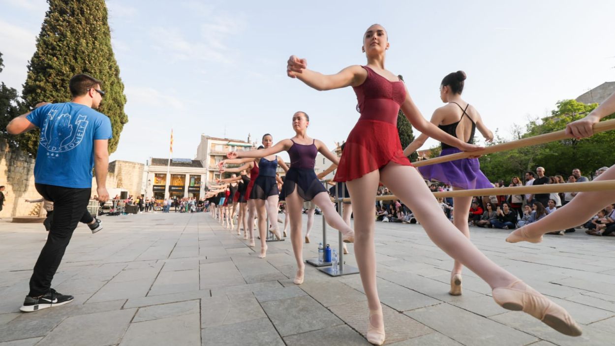 Les dansaires han mostrat el seu talent en barra a la plaça d'Octavià / Foto: Ajuntament de Sant Cugat