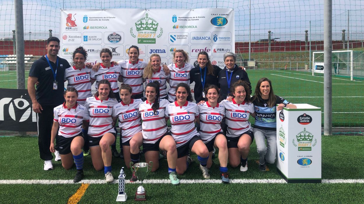 El Rugby Sant Cugat, amb la copa de campiones / Foto: Cedida
