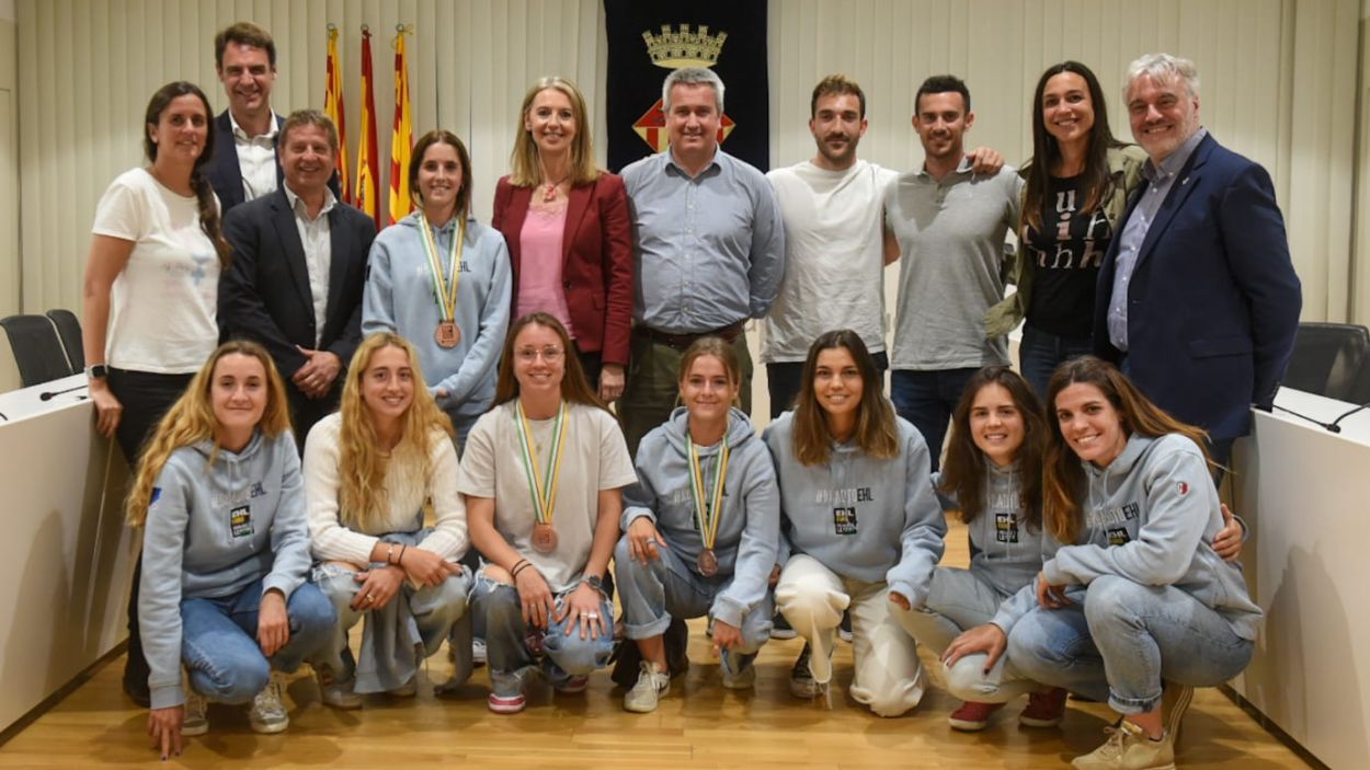 Les jugadores del Junior amb la comitiva municipal / Foto: Ajuntament de Sant Cugat