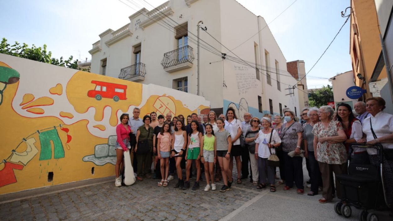 Infants, joves i gent gran uneixen forces un any més amb el Mural de Vida de la Llar d'Avis de la Parròquia