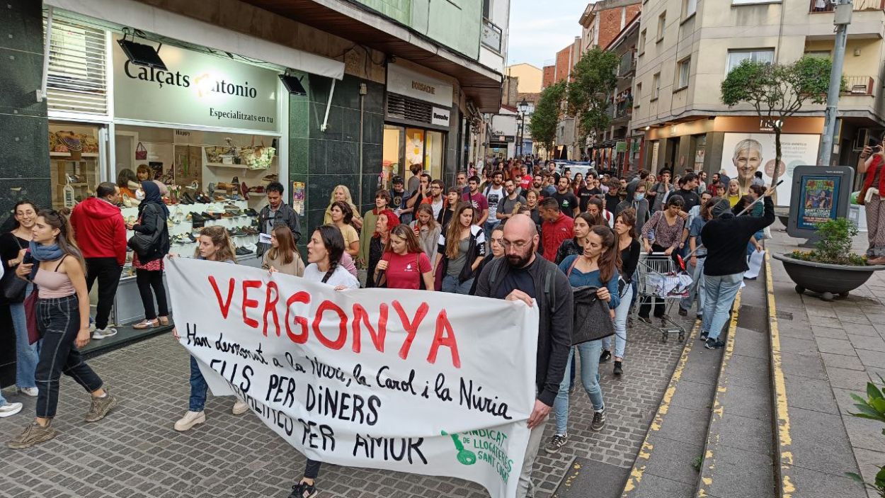 Un moment de la manifestació al pas per la plaça del Doctor Galtés / Foto: Cugat Mèdia