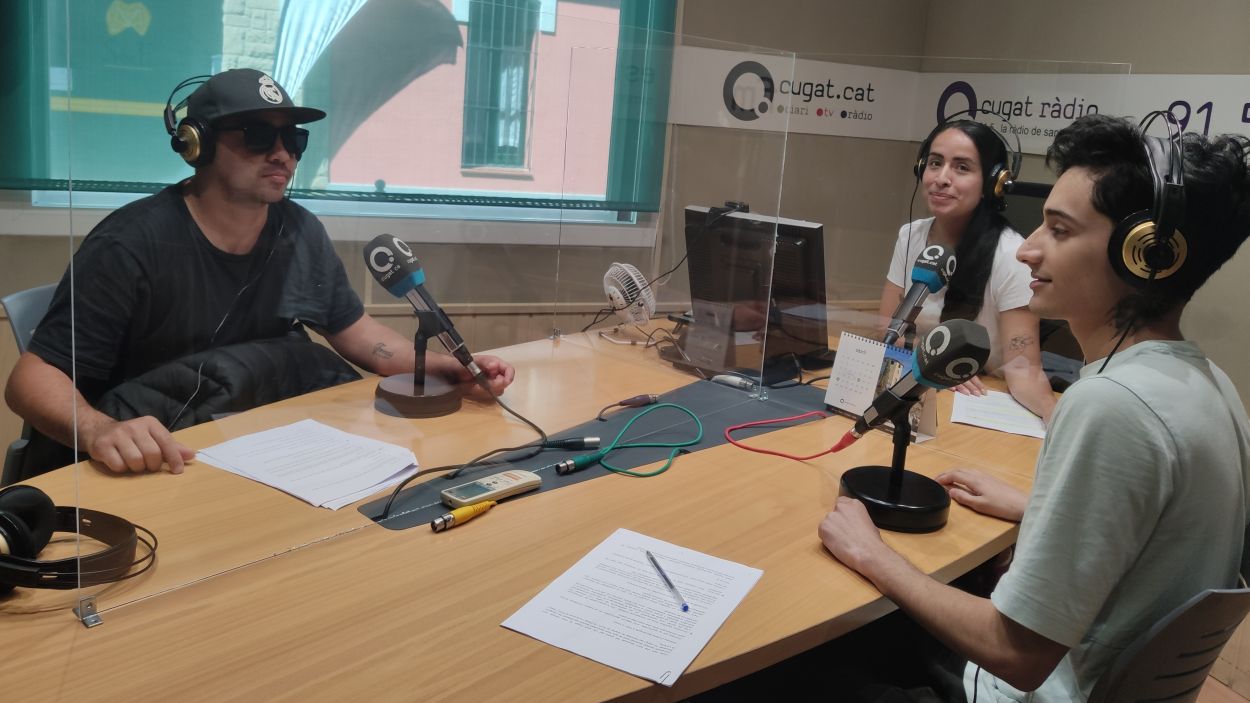 Alejo Millas, Lorena Bernal i Fran Moran gravant el programa a l'estudi 1 de Ràdio Sant Cugat / Foto: Cugat Mèdia