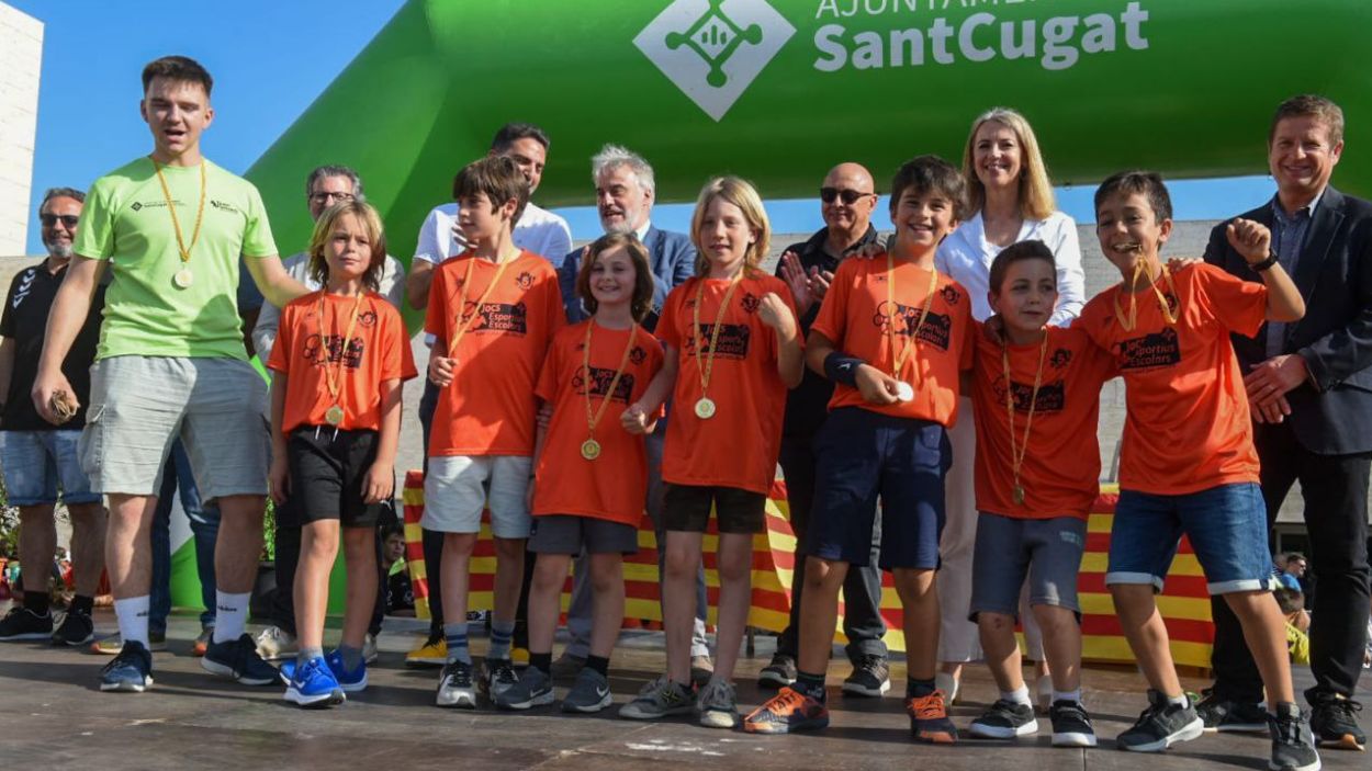 Un dels equips que ha recollit la seva medalla / Foto: Ajuntament de Sant Cugat