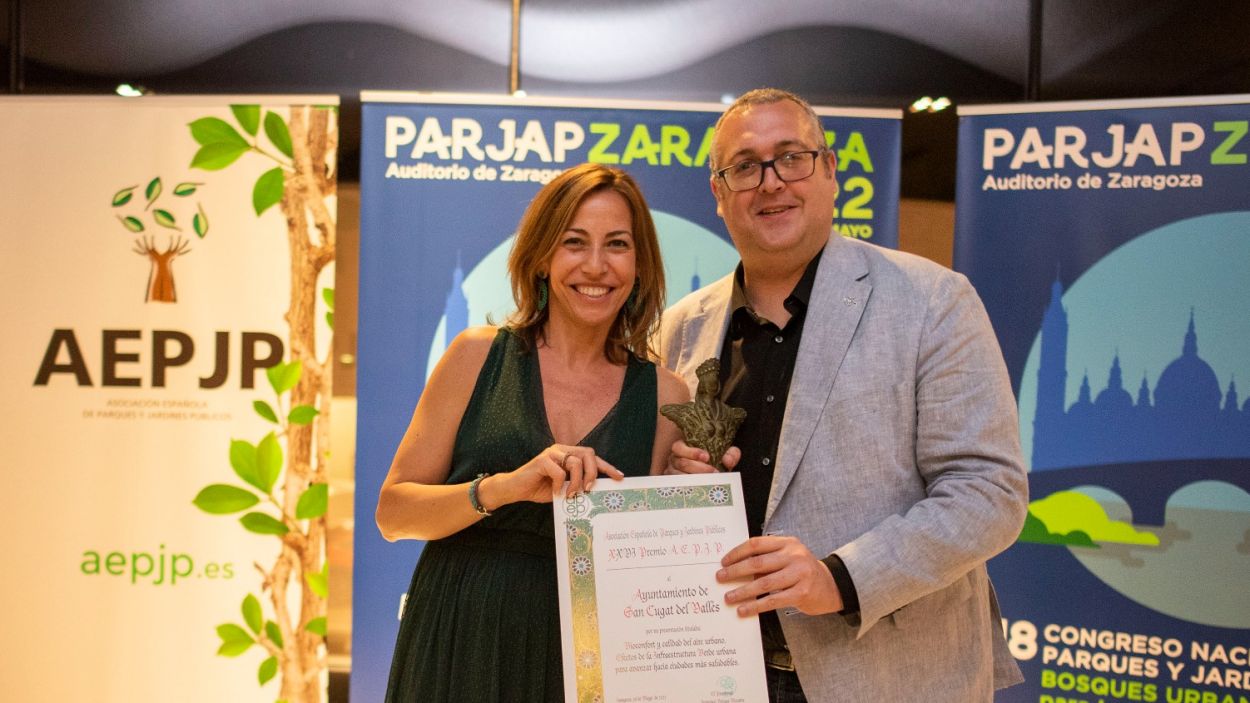 La representant de l'Associació Espanyola de Parcs i Jardins Públics, Natalia Chueca, entregant el premi al regidor de Serveis Urbans, Mobilitat i Transport, Jose Gallardo / Foto: Cedida