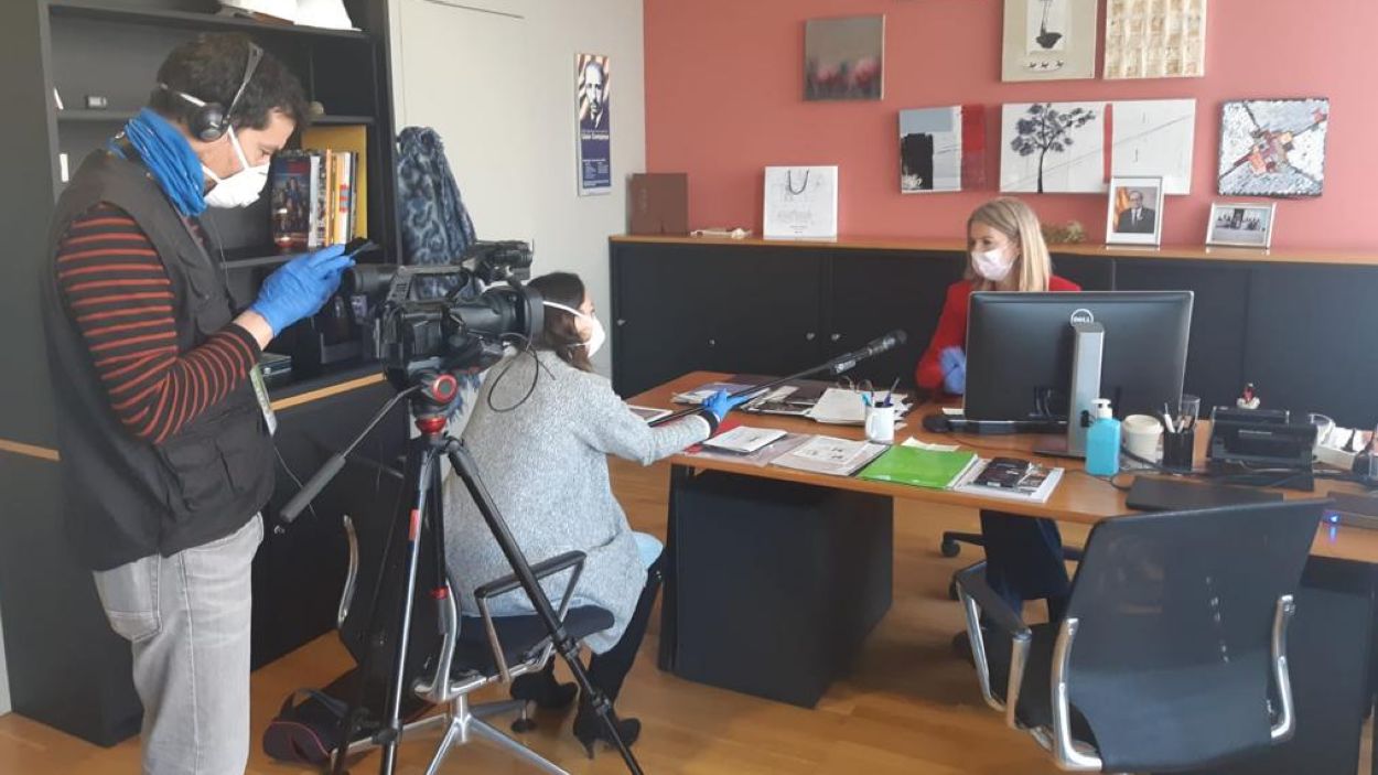 Paul Bradley i Anna Gonzlez entrevistant l'alcaldessa, Mireia Ingla, al seu despatx durant els moments ms durs del confinament de 2020 