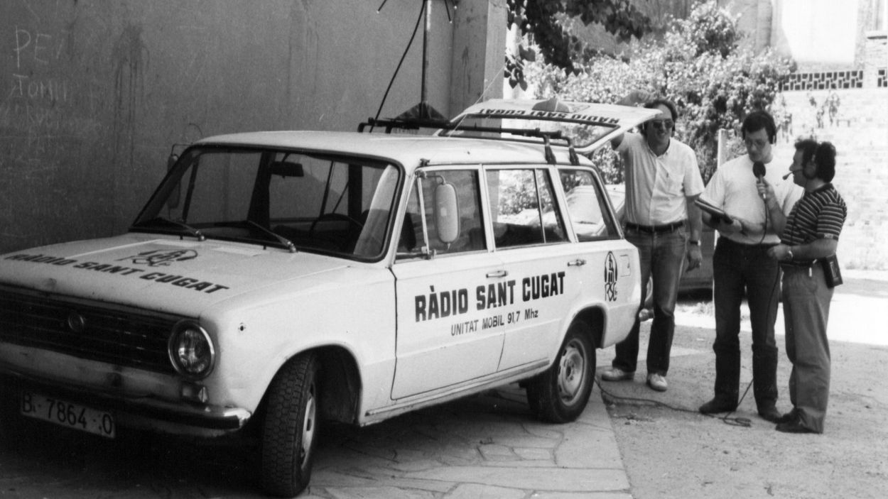 La primera unitat mòbil de Ràdio Sant Cugat el 1982 amb l'equip d'esports: Toni Gómez (esquerra), Òscar Borràs (mig) i Carlos Gavaldà (dreta) / Foto: Arxiu Ràdio Sant Cugat