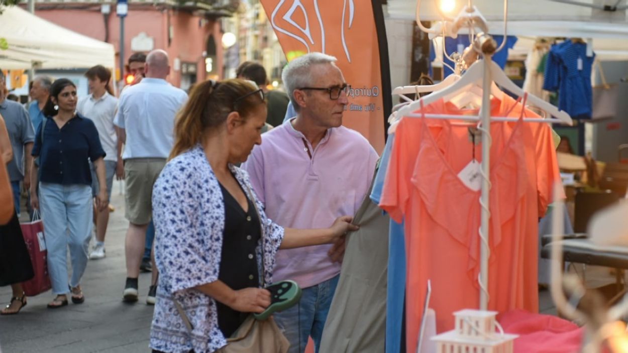 Dues persones, mirant la roba d'una parada / Foto: Ajuntament
