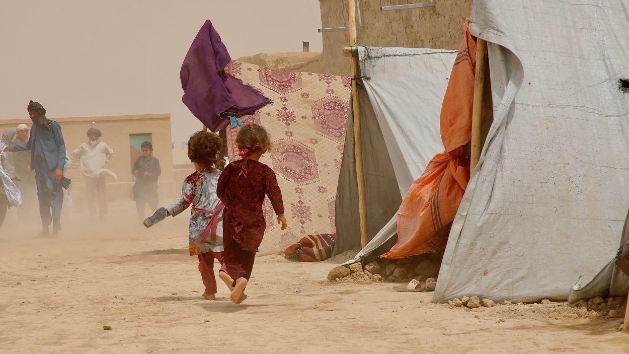 Dos nens, d'esquena, al nord de l'Afganistan, el 9 de juliol del 2021 / Foto ACN (ACNUR)