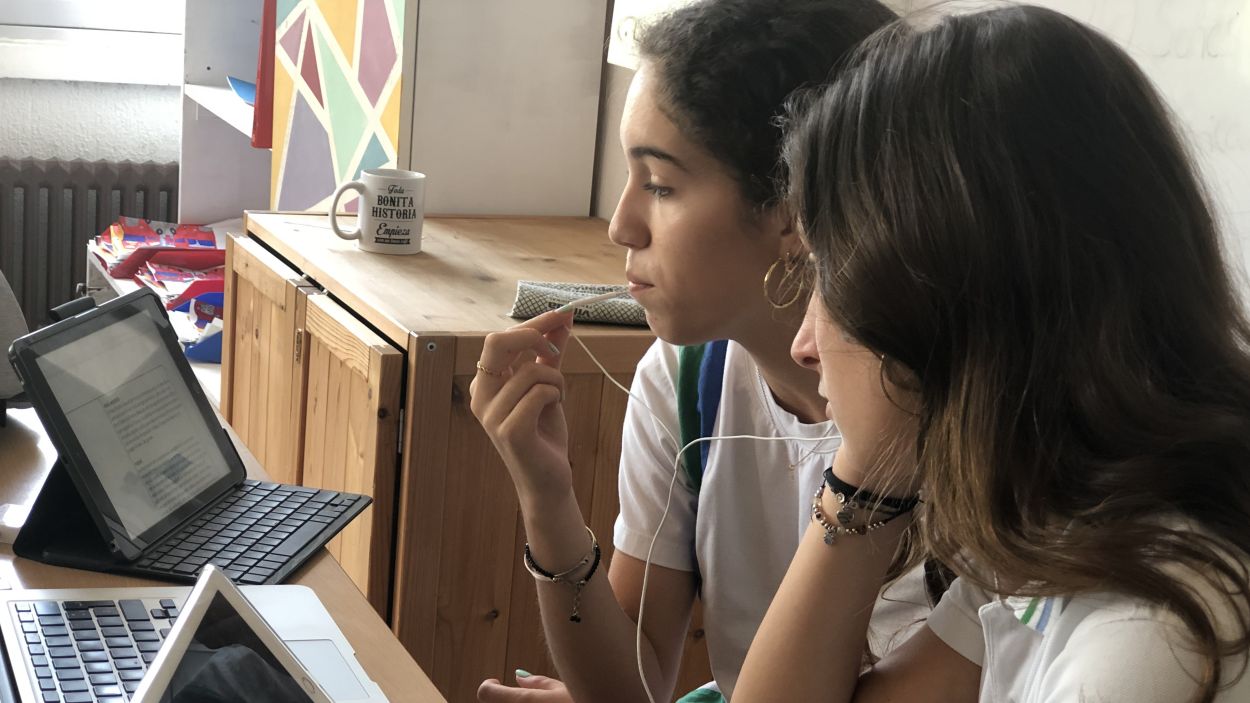 Dues alumnes fent el programa de ràdio del Col·legi Pureza de Maria per videoconferència / Foto: Col·legi Pureza de Maria